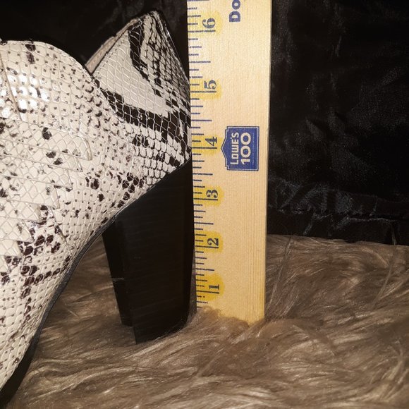 ((Listing#161))((NEW)) Vince Camuto - Picture 8 of 9